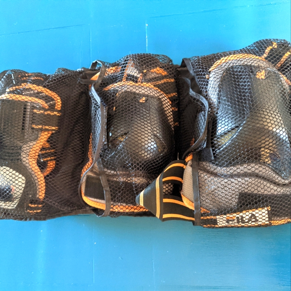 Womens Medium/Large Size Wrist Elbow and Knee Protectors